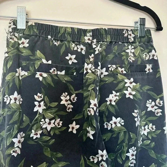 Marine Layer Allison Pant in a Floral Print - Picture 5 of 6